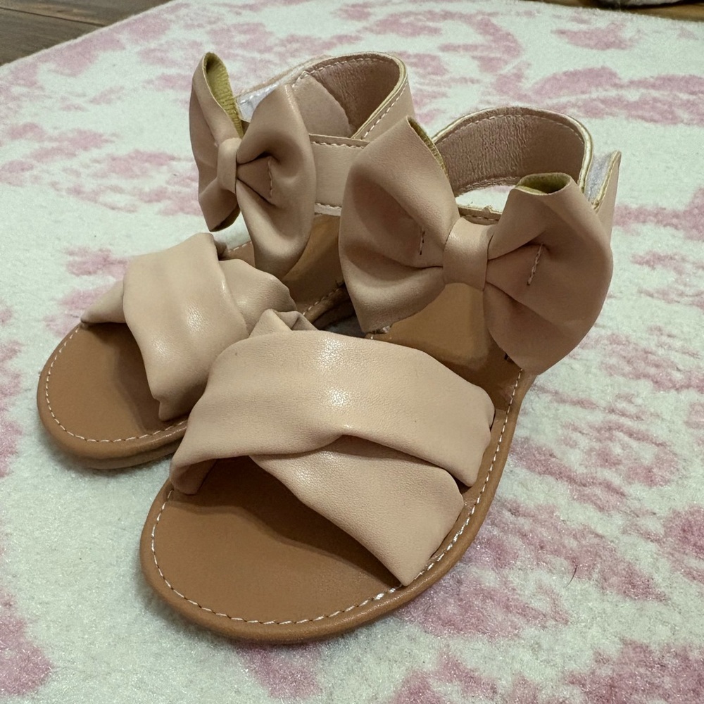 Charming Bow Sandals - Tan Baby girl size 6
